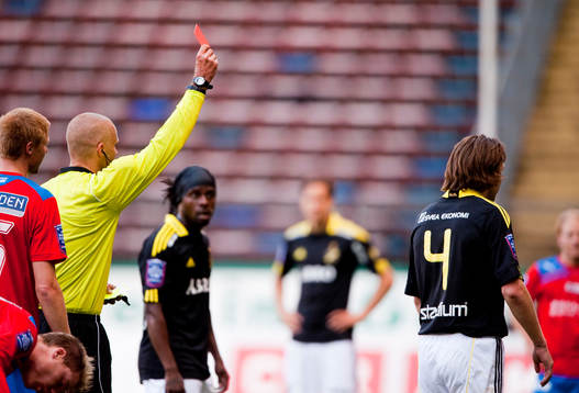 Nils-Eric Johansson, AIK får rött kort