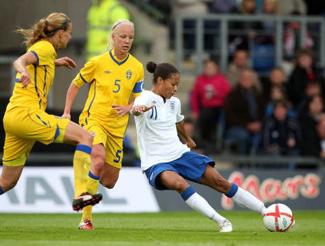 Bläddra bland fler bilder av Fotboll, dam, England - Sverige