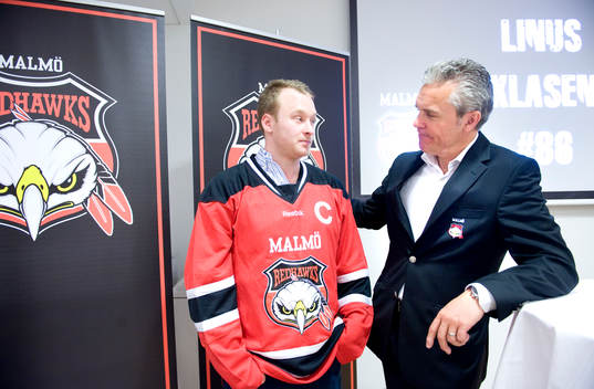 Linus Klasen välkomnas av Anders Olsson, VD