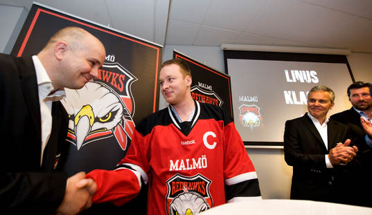Linus Klasen hälsas välkommen av sportchefen Stefan Nyman