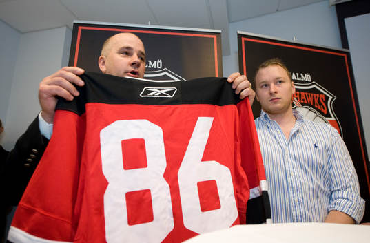 Linus Klasen hälsas välkommen av sportchefen Stefan Nyman