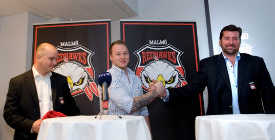 Linus Klasen hälsas välkommen av sportchefen Stefan Nyman