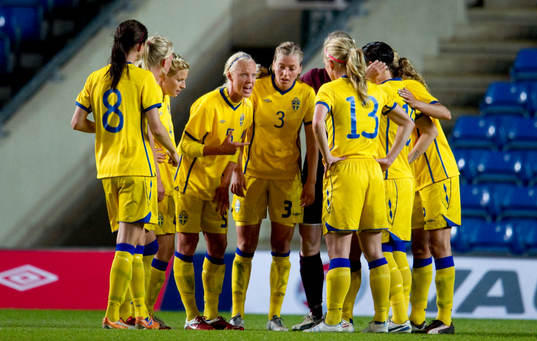 Caroline Seger, Sverige, försöker samla ihop laget