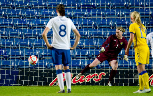 Hedvig Lindahl, måkvakt Sverige, går åt fel håll på