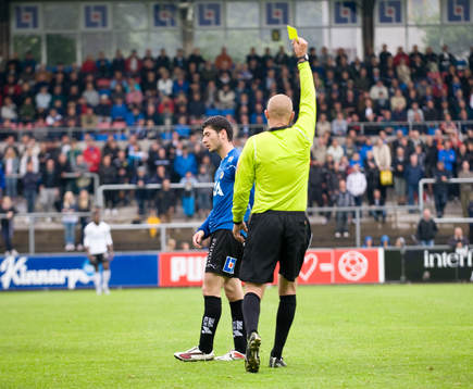 Anel Raskaj, Halmstad, Michael Lerjéus, domare, visar gult