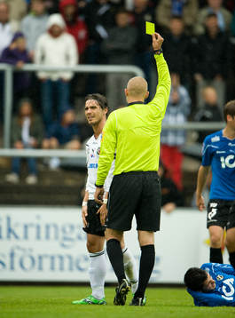 Nordin Gerzic, Örebro, Michael Lerjéus, domare, visar