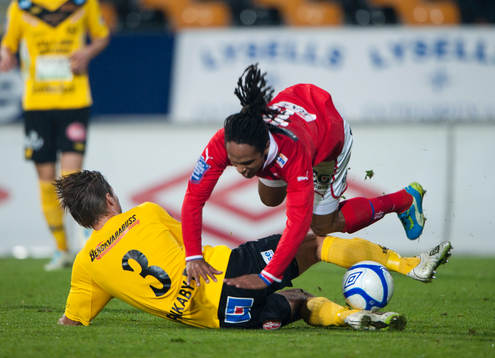 Anders Wikström, Mjällby, kapar Jonathan McDonald, Kalmar