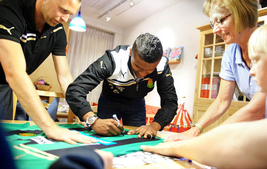 Wanderson Do Carmo signerar en Gaiströja till avdelningen