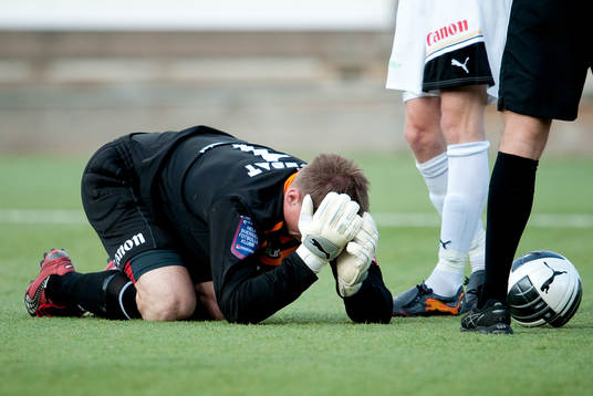 Johan Hagman, målvakt Qviding, får en smäll