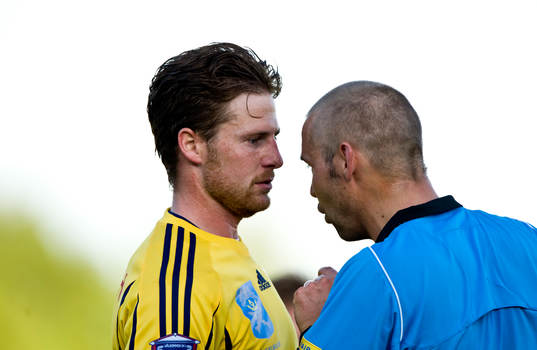 Jim Petersson, domare pratar med Björn Westerblad,