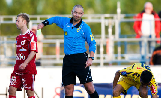 Jim Petersson, domare, Motala, utdelar en varning till