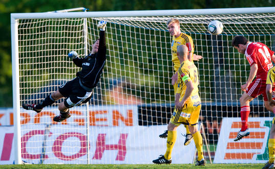 Matthew Pyzdrowski, målvakt, Ängelholm, räddar framför
