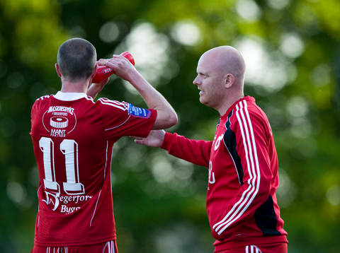 Patrik Werner, tränare, ger instruktioner till Tobias