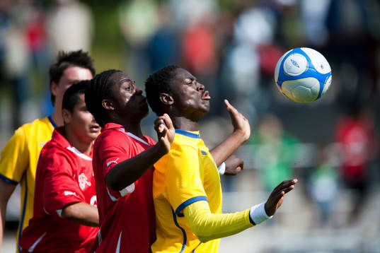 Edward Owusu, sverige tar emot boll