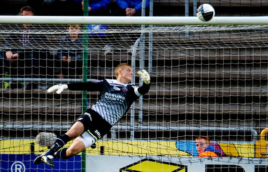 Pär Hansson, målvakt, Helsingborg gör en räddning