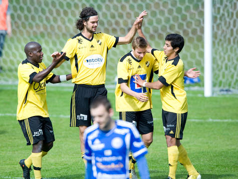 0-6, Filip Thurn har fullbordat sitt hattrick och grattas