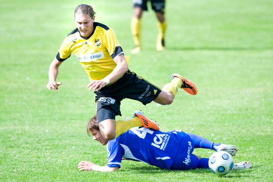 Christian Eriksson, Hässleholm,  tacklas av Axel Persson,