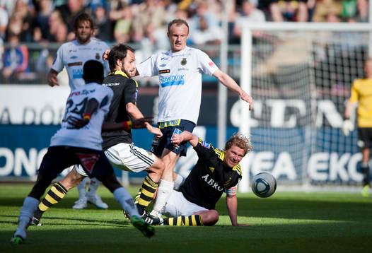 Helgi Danielsson och Daniel Tjernström, AIK, sliter