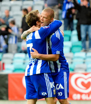 Tobias Hysén gratulerar målskytten Ragnar Sigurdsson,