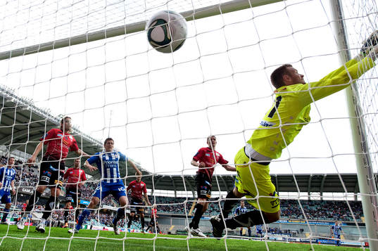 Ragnar Sigurdsson, Göteborg, gör 1-1 bakom Viktor Noring,