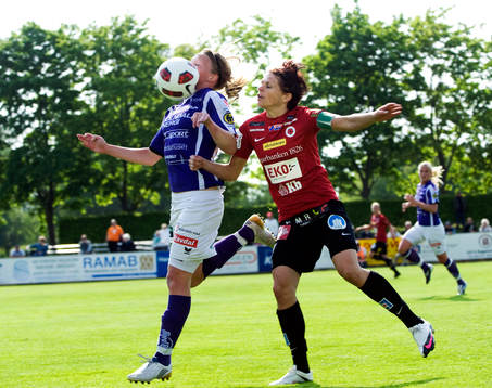 Susanne Moberg, Kristianstad, trycker en Jitex-spelare i