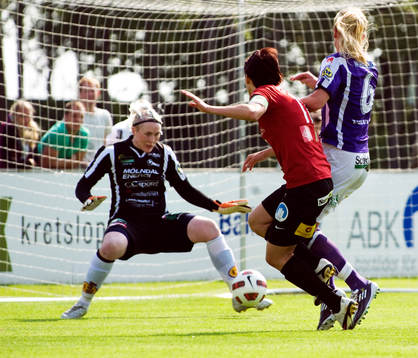 Fotparad av Sandra Siguroardottir. målvakt, Jitex framför