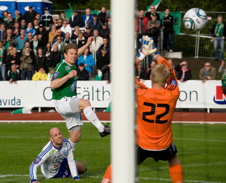 Johan Niklasson, Jönköping, skjuter in 0-1 målet, bakom