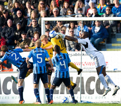 Pa Dembo Touray, målvakt, Djurgården, avvärjer med en