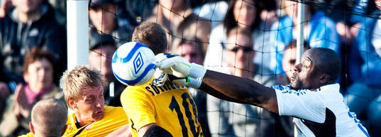 Pa Dembo Touray, mlvakt, Djurgården, avvärjer med en