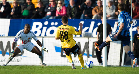 2-0 Moestafa El Kabir, Mjällby, som fått bollen av Joona