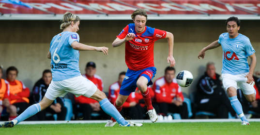 Rasmus Jönsson, Helsingborg, tar sig förbi Markus Halsti,
