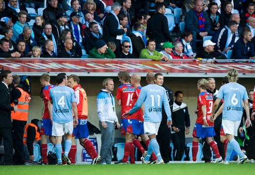 Matchen bryts, spelarna lämnar plan