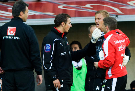 Pär Hansson, målvakt, Helsingborg, tas om hand