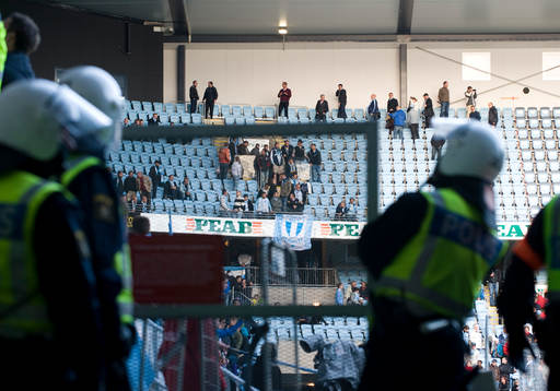 Ett stort polisuppbåd vid utrymningen av arenan