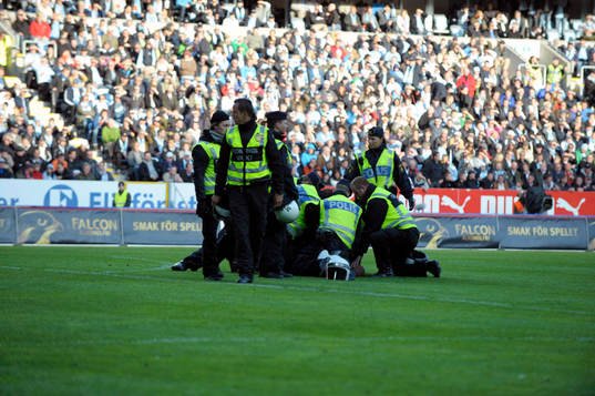 En Supporter rusade in på plan och försökte attackera