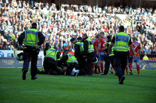 En Supporter rusade in på plan och försökte attackera