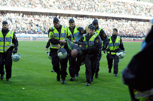 En Supporter rusade in på plan och försökte attackera
