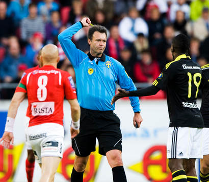 Martin Ingvarsson, domare, varnar Ibrahim Bangura, AIK