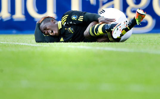 Tobias Carlsson, Kalmar, gör ner Ibrahim Bangura, AIK, och