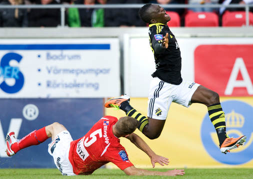 Tobias Carlsson, Kalmar, gör ner Ibrahim Bangura, AIK, och