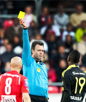 Martin Ingvarsson, domare, varnar Ibrahim Bangura, AIK.