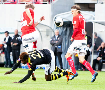 Mohamed Bangura, AIK fälls av Kristoffer Fagercrantz,