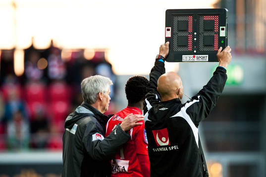 Roger Persson, Domare. Spelarbyte, byte, Abiola Dauda, AIK