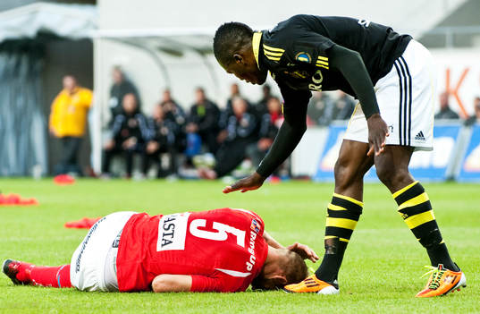 Tobias Carlsson, Kalmar och Ibrahim Bangura, AIK. Skada,