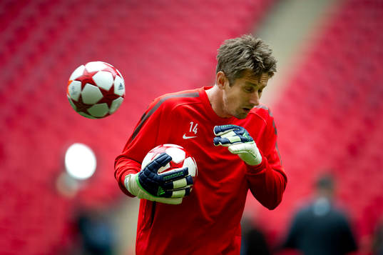 Edwin van der Sar, målvakt får en boll på sig från