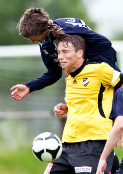 En Kristianstads-spelare flyger över Oscar Johannesson,
