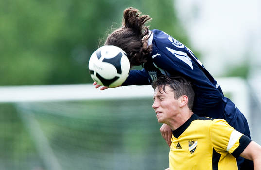 En Kristianstads-spelare flyger över Oscar Johannesson,