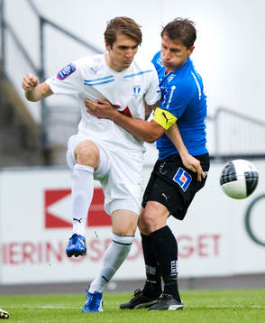 Tomas Zvirgzdauskas, Halmstad, stoppar Dardan Rexhepi,