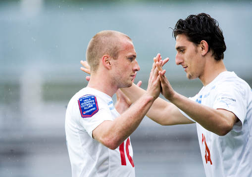Byte, en skadad matchhjälte, Daniel Larsson, byts av och