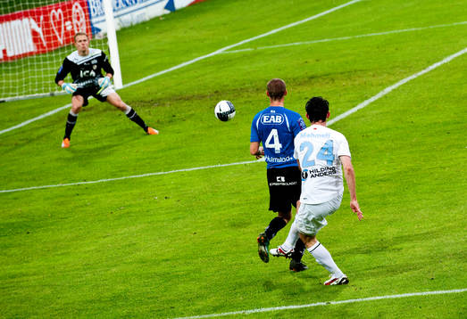 Ryan Miller, Halmstad och Agon Mehmeti, Malmö. Skott mot